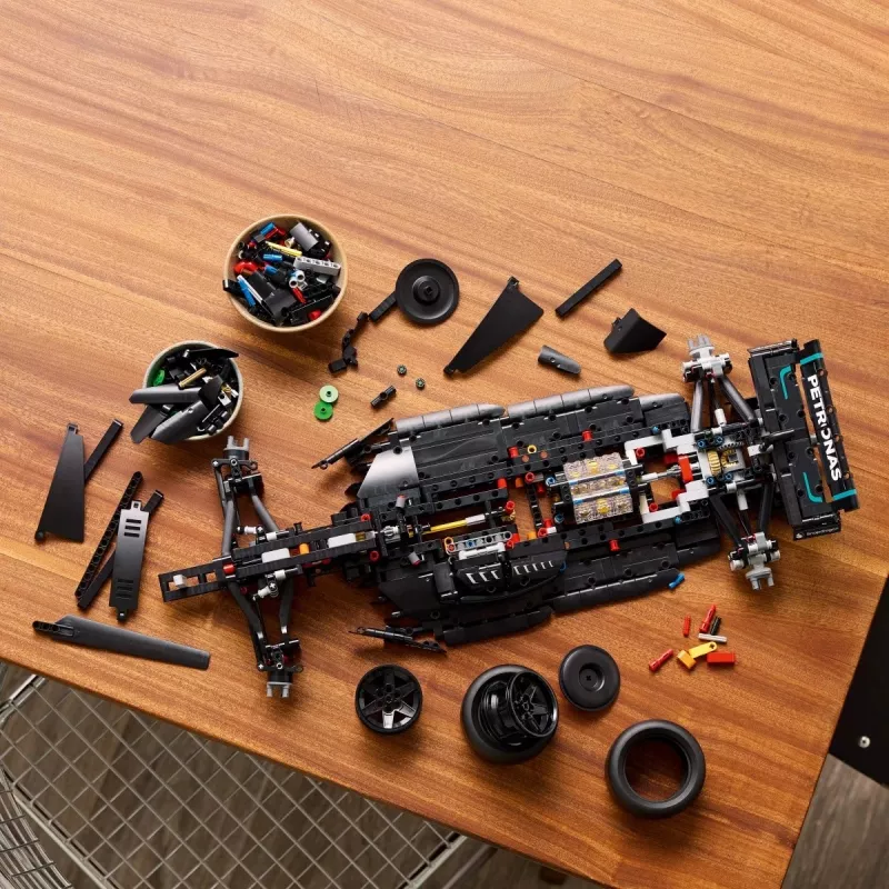 Zestaw LEGO Technic model Mercedes‑AMG F1 W14 E Performance — 1 432 elementy, zalecany wiek 18+