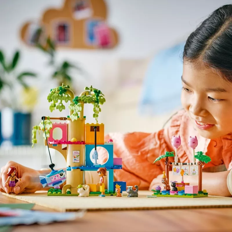 Zestaw konstrukcyjny LEGO Friends 42666 Domek na drzewie – kocie urodziny, 321 elementów, 6+, 180×160×100 mm