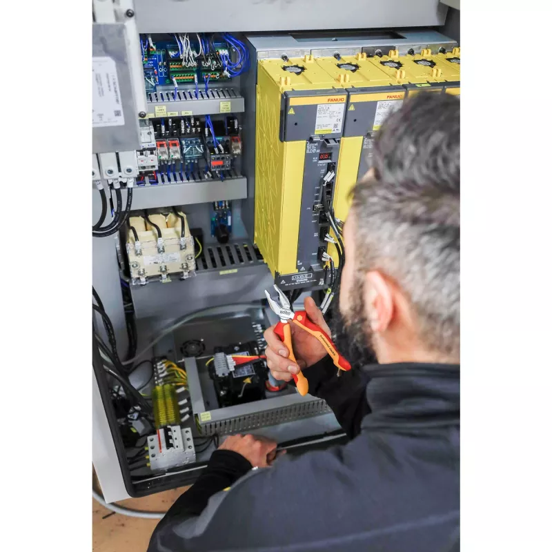 Szczypce uniwersalne Wiha 27418 Professional (model Z01018006SB)