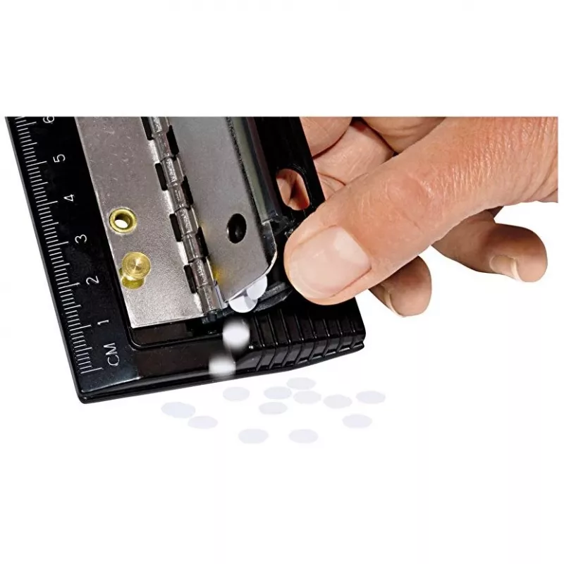 Dziurkacz WEDO 67 9401 — metalowy dziurkacz 4-otworowy, czarny, zdolność dziurkowania 3 mm, szerokość 66 mm