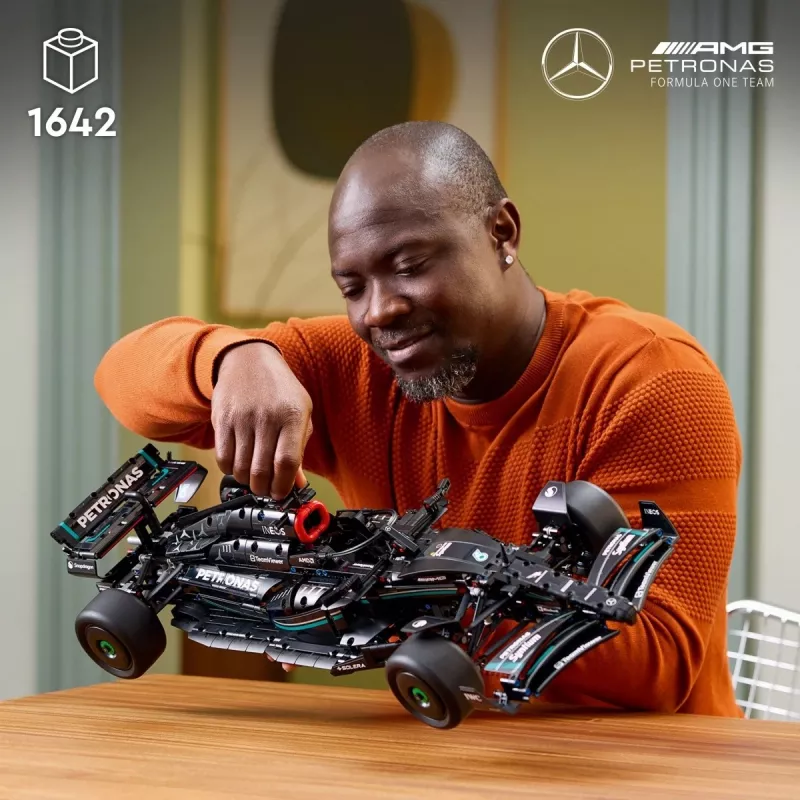 Zestaw LEGO Technic model Mercedes‑AMG F1 W14 E Performance — 1 432 elementy, zalecany wiek 18+