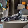 Zestaw konstrukcyjny LEGO DC Super Heroes Batman Forever Batmobile 76304 — 909 elementów, 1 minifigurka, zalecany wiek 12+