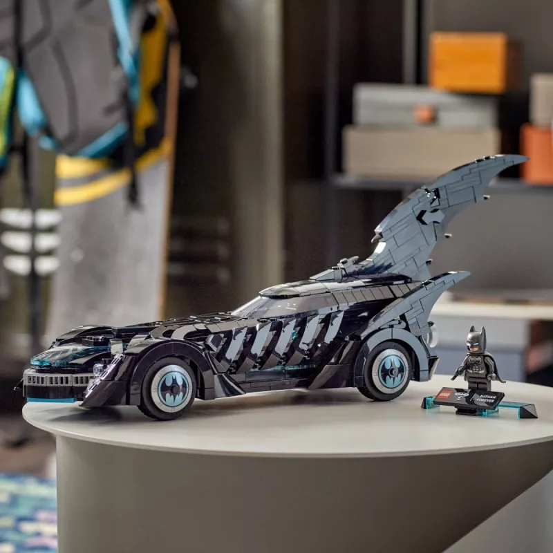 Zestaw konstrukcyjny LEGO DC Super Heroes Batman Forever Batmobile 76304 — 909 elementów, 1 minifigurka, zalecany wiek 12+