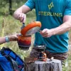 Przenośny grill turystyczny Jetboil MiniMo — kompaktowa, lekka kuchenka kempingowa ze zintegrowanym palnikiem fluxring i regulacją gotowania na wolnym ogniu