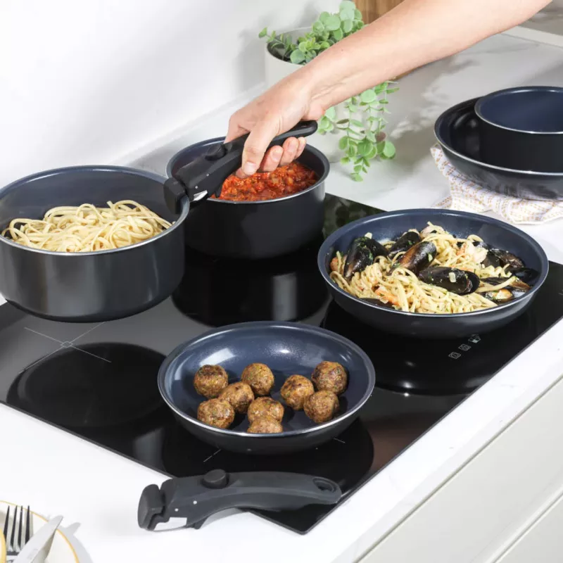 Zestaw garnków Russell Hobbs RH03321EU7 — 8-częściowy, z powłoką zapobiegającą przywieraniu, można myć w zmywarce