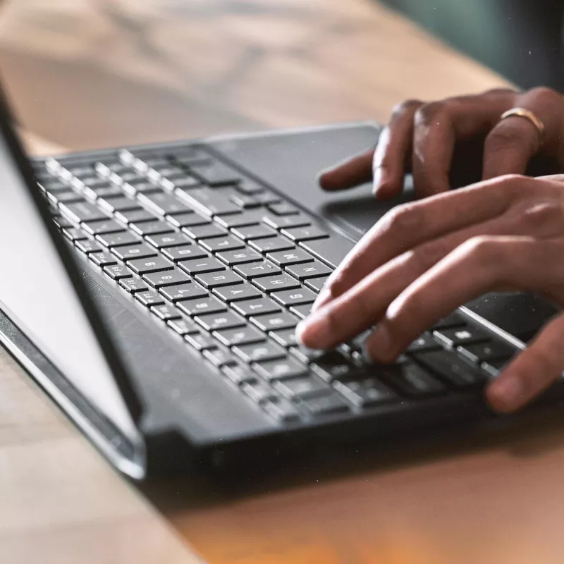 Laptop HP Victus 15-fb3040nw — 15,6 cala FHD 144 Hz, AMD Ryzen 7 7445HS, 16 GB DDR4 3200 MHz, 512 GB SSD, NVIDIA GeForce RTX 4050 6 GB, FreeDOS, klawiatura angielska