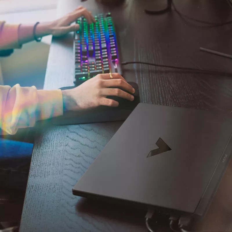 Laptop HP Victus 15-fb3040nw — 15,6 cala FHD 144 Hz, AMD Ryzen 7 7445HS, 16 GB DDR4 3200 MHz, 512 GB SSD, NVIDIA GeForce RTX 4050 6 GB, FreeDOS, klawiatura angielska