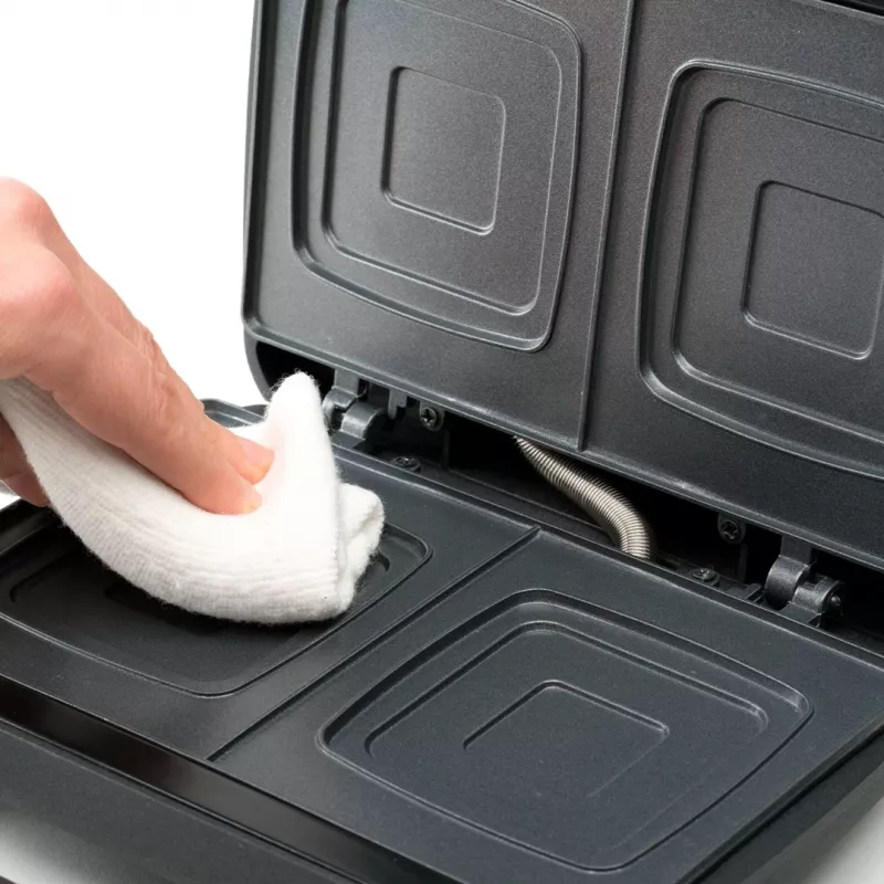 Opiekacz do kanapek Czarny & Decker BXSA753E — 2 kanapki, 750 W, płyty nieprzywierające, powierzchnia pieczenia 215×125 mm, kompaktowa stal nierdzewna