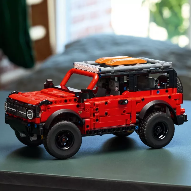 LEGO Technic zestaw konstrukcyjny Ford Bronco Off-Roader 4x4 model 42213 — 943 elementy, wiek 9+