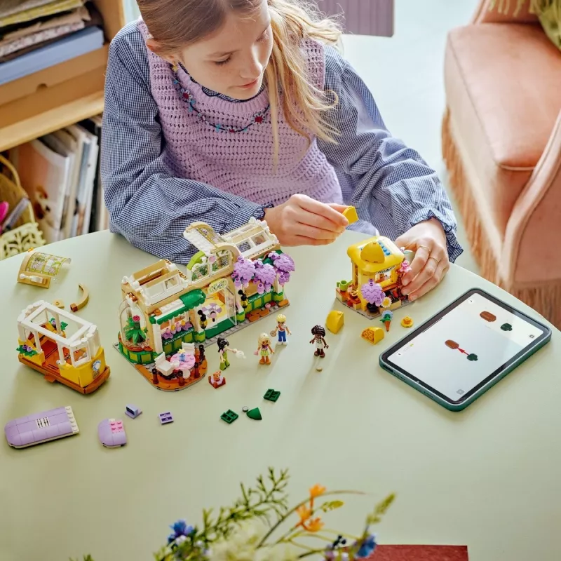 Zestaw LEGO FRIENDS 42671 Kawiarnia z Roślinami i Kwiaciarnia – zestaw do zabawy z funkcjami kawiarni i kwiaciarni