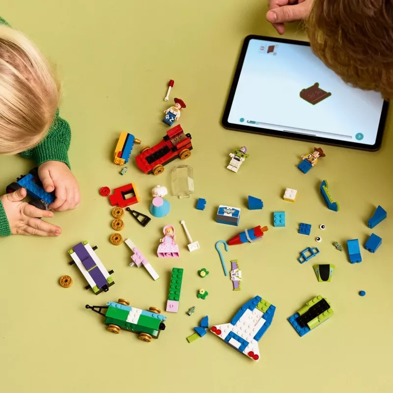 LEGO Disney Toy Story Pociąg świąteczny i samochód RC zestaw 43264 — 206 elementów, 4 minifigurki, wiek 4+