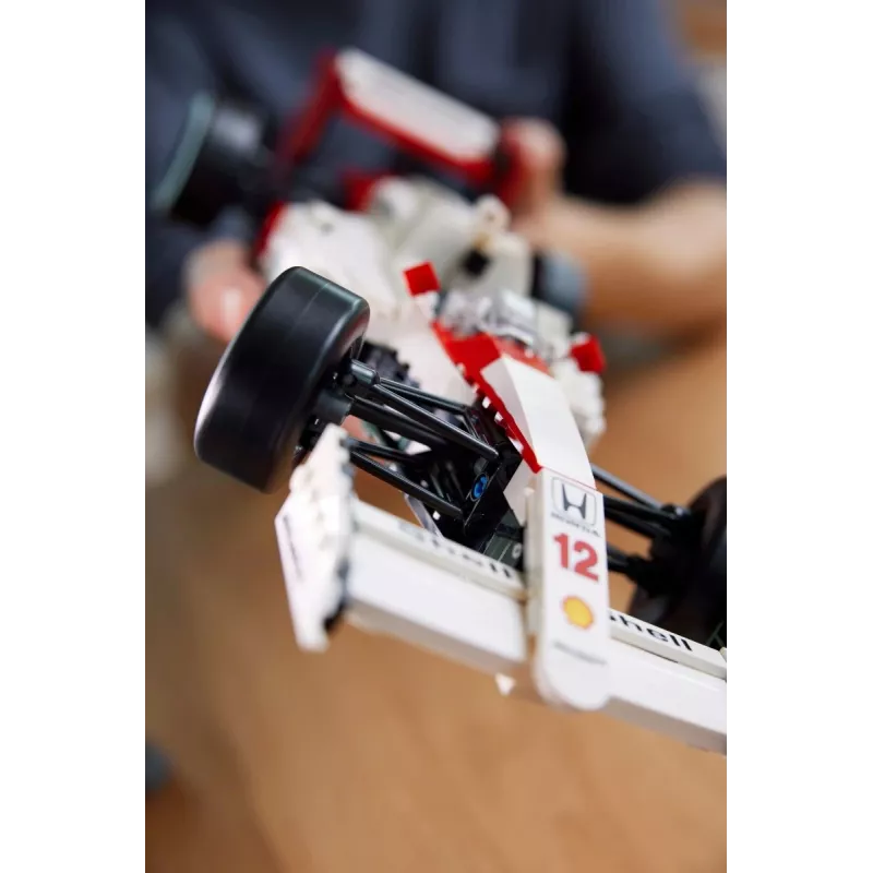 Zestaw LEGO McLaren MP4/4 Ayrton Senna 10330 — model w skali LEGO ICONS do ekspozycji