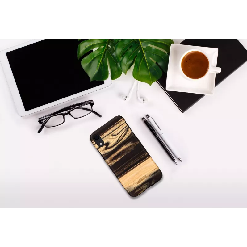 Etui na telefon man and wood do iPhone XR — tył z białego hebanu, czarna drewniana powierzchnia, ochronna skorupa