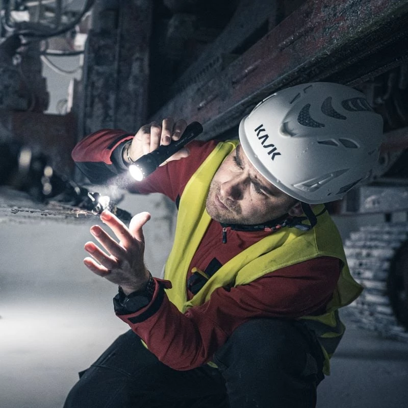 Latarka ręczna Ledlenser P7R Czarna akumulatorowa LED 1000 lumenów, 3,7 V 21700, IP68, 159 mm, 360 g