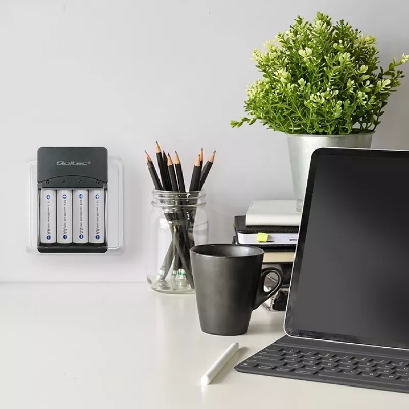 Ładowarka QOLTEC 50653 do akumulatorów Ni‑MH AAA (R03) i AA (R6), wejście 220–240 V, wyjście 1,2 V