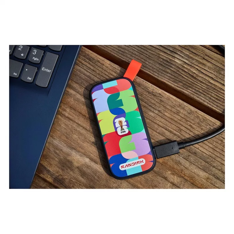 SanDisk - FIFA World Cup 2026 Edition - SSD - 1 TB - zewnętrzny (Przenośny) - USB 3.2 Gen 2 (złącze USB-C) (SDSSDE30F-1T00-G25)