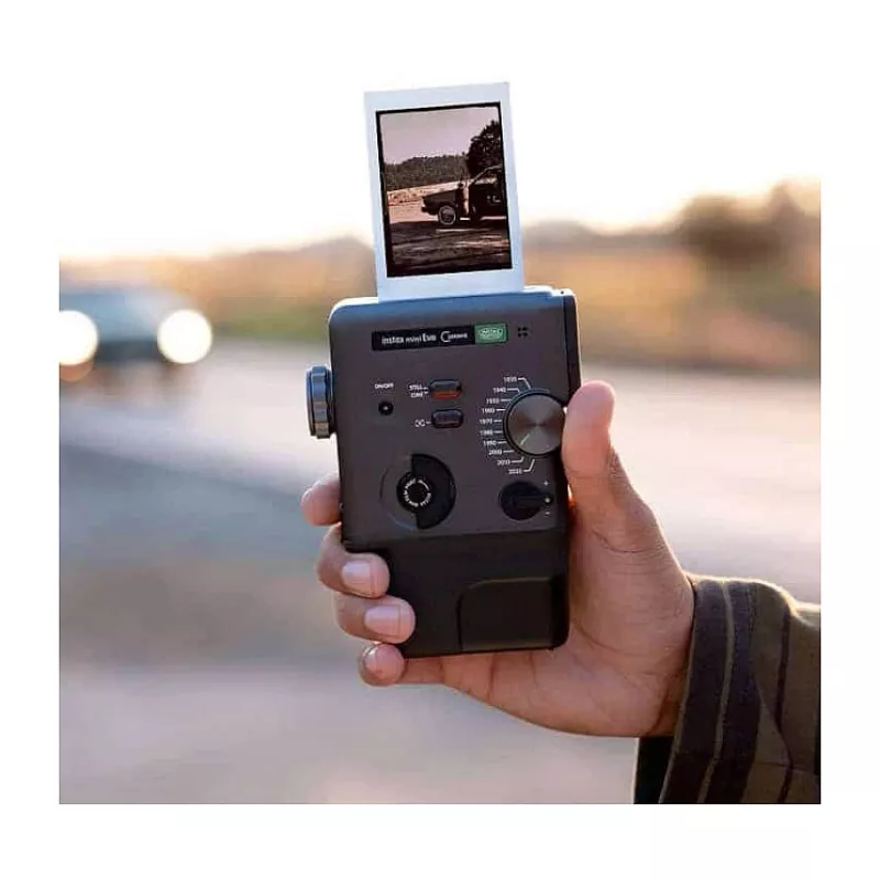 Natychmiastowy aparat fotograficzny Fujifilm Instax mini evo Cinema — matryca 1/5 cala CMOS 2560×1920, zdjęcie 62×46 mm, wbudowana lampa błyskowa, czarny