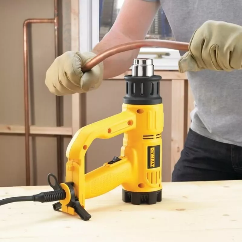 Opalarka DeWalt D26411 — 1800 W, rękojeść pistoletowa, maks. 600°C, przepływ powietrza 450 l/min, żółta