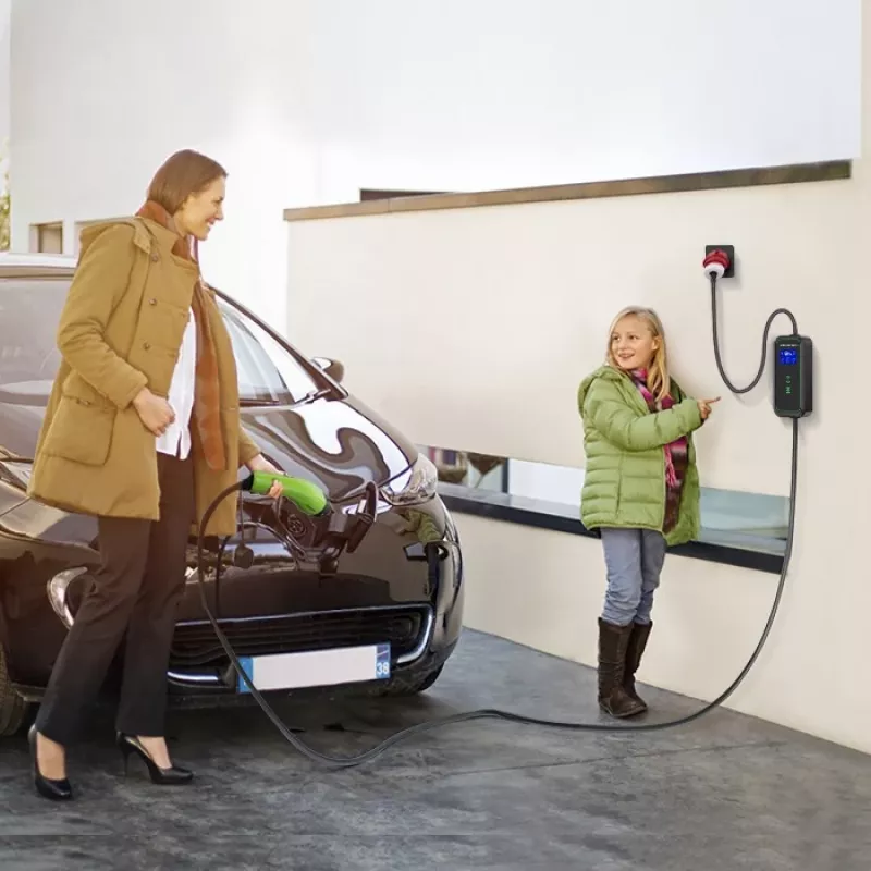 Qoltec Mobilny Ładowarka EV do Samochodu Regulowana 2w1 Type2 | 7kW | 230V | CEE 3 PIN | Wi-Fi | LCD | Przenośna | Wallbox | 5m