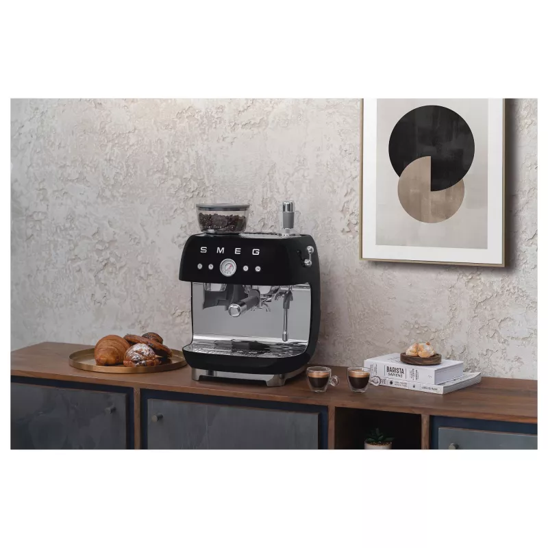 Ekspres do kawy SMEG EGF03BLEU. Kaffeevollautomat w stylu lat 50. Czarny