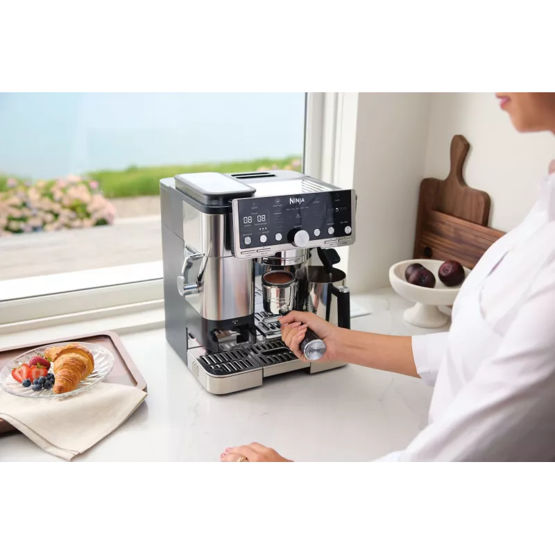 Ekspres do kawy Ninja ES701EU — półautomatyczny ekspres do kawy/espresso, wbudowany młynek, zbiornik na wodę 2 l, 1650 W, 25 ustawień mielenia, pojemnik na mleko, pompa 14 bar