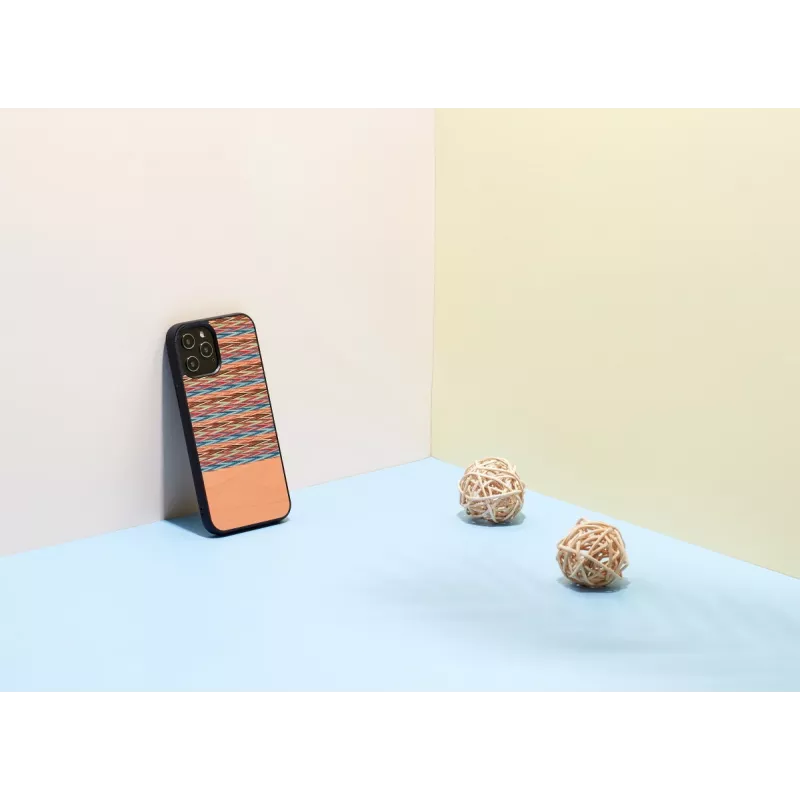 Etui ochronne “man and wood” do iPhone'a 12 Pro Max — brązowa krata z czarnymi akcentami