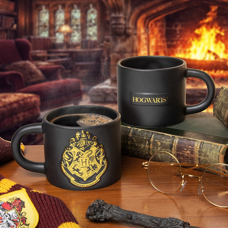 Kubek ceramiczny Paladone Hogwarts Crest Embossed – wytłoczony herb Hogwartu, standardowa pojemność 330–400 ml