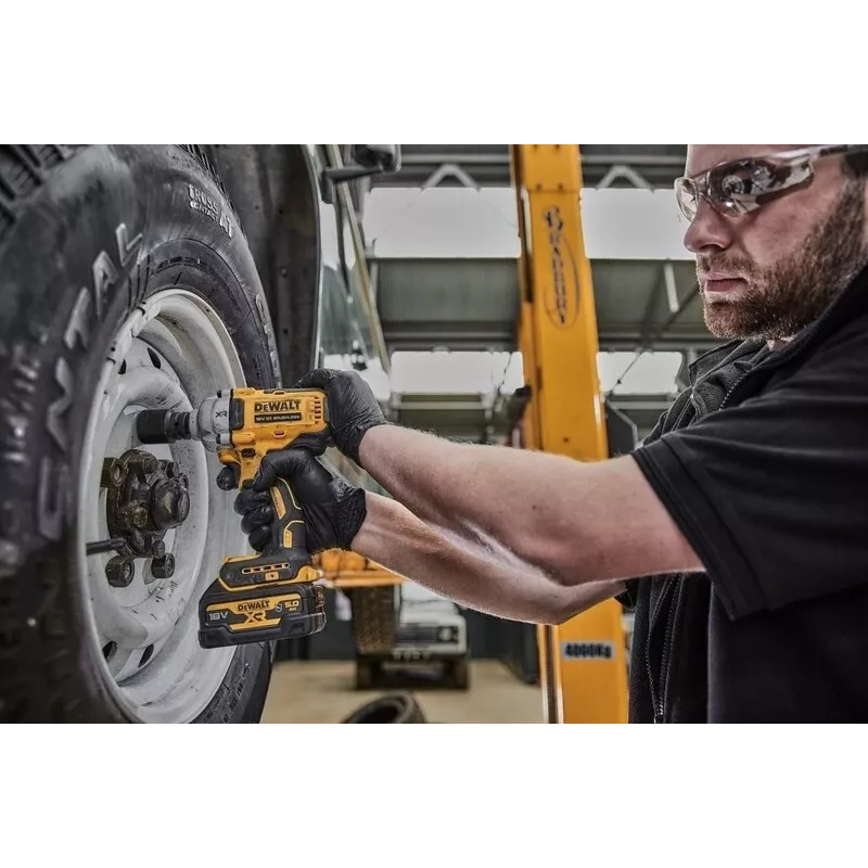 Zakrętarka udarowa DeWALT DCF891P2T-QW, bezszczotkowa, 18V 5.0Ah, uchwyt 1/2 cala, moment obrotowy 812 Nm, 2000 obr./min, 2 akumulatory, ładowarka, walizka