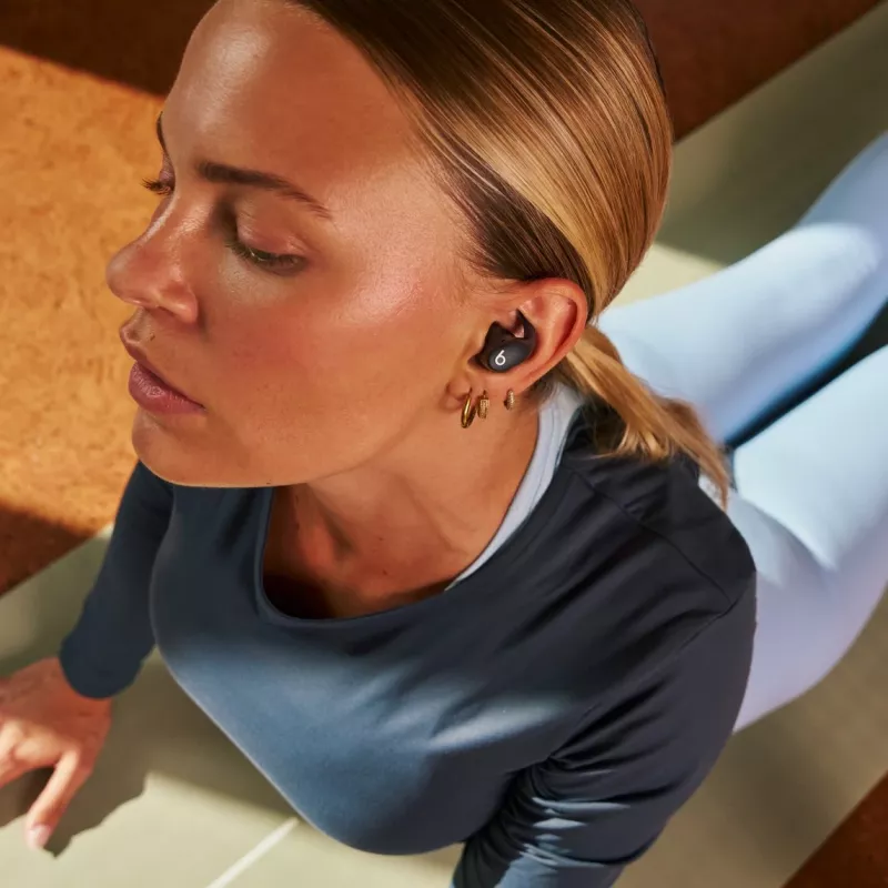 Bezprzewodowe słuchawki douszne Apple Powerbeats Fit — wodoodporność IPX4, ANC, Bluetooth klasy 1, 7 godz. odtwarzania (30 godz. z etui), sterowanie dotykowe, czarne