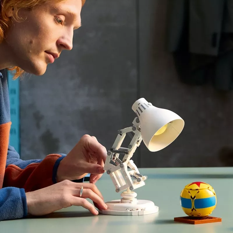 Klocki konstrukcyjne LEGO Ideas model 21357 — Luxo Jr., 613 elementów, 290×140×110 mm