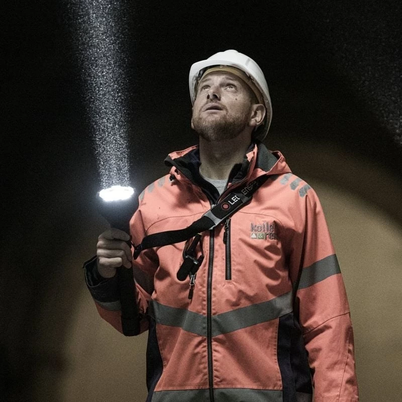 Latarka ręczna Ledlenser P21R Czarna akumulatorowa LED, 1000 lm, IP68, bateria 32700, strumień świetlny 1100 m