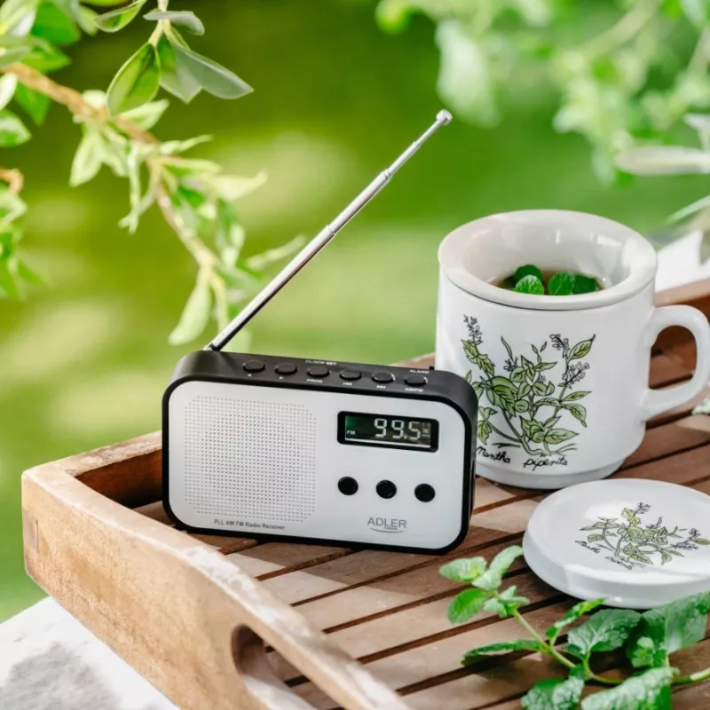 Przenośne radio cyfrowe Adler AD 1907 — AM/FM, tuner cyfrowy, alarm, USB-C, bateria 600 mAh, LCD, 20 ustawień, antena teleskopowa