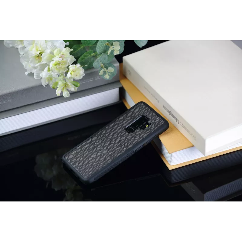 Etui na smartfona man and wood dla Galaxy S9 Plus — carbon Czarny
