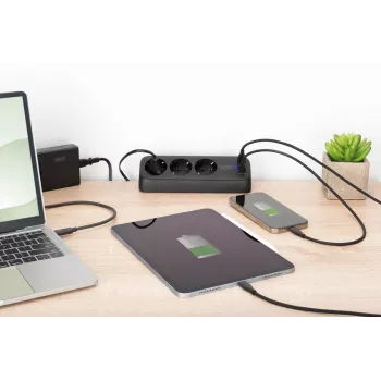 Listwa zasilająca DIGITUS 3-gniazdowa z 2×USB-A i 1×USB-C, 3 gniazda AC typu E/F, kabel 1,5 m, czarna