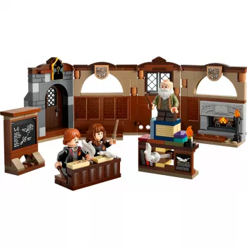Zestaw konstrukcyjny LEGO Harry Potter Zamek Hogwart Klasa Zaklęć 76442 — 204 elementy, 3 minifigurki, dla dzieci od 8 lat