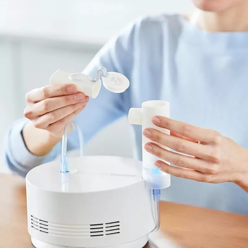 Nebulizator stołowy Omron C28P o wydajności 10 ml/min, wielkości cząstek 2,65 µm, biały, wymiary 265×195×143 mm