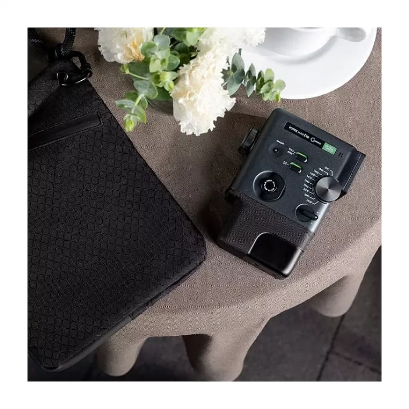 Natychmiastowy aparat fotograficzny Fujifilm Instax mini evo Cinema — matryca 1/5 cala CMOS 2560×1920, zdjęcie 62×46 mm, wbudowana lampa błyskowa, czarny