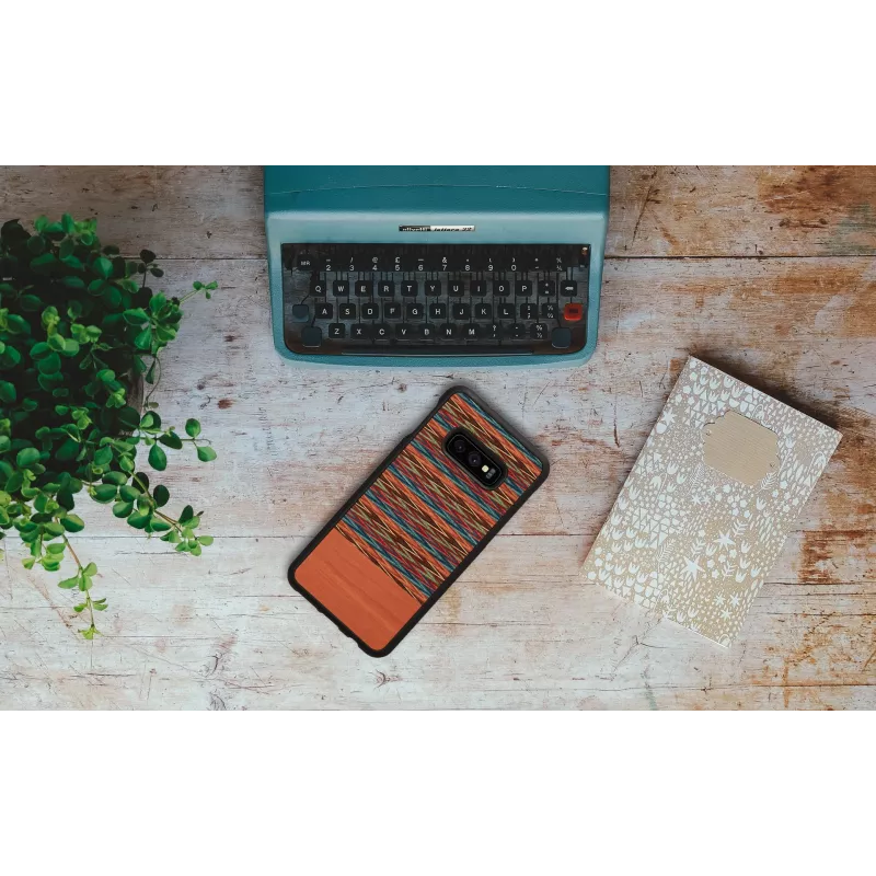 Etui na smartfon man and wood dla Galaxy S10e — brązowa krata z czarnym wykończeniem