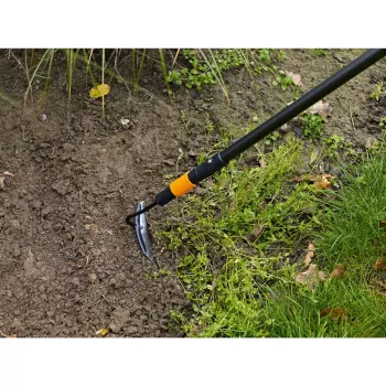 Motyka pchana Fiskars 1000677 — motyka ogrodowa do uprawy gleby z ergonomicznym uchwytem