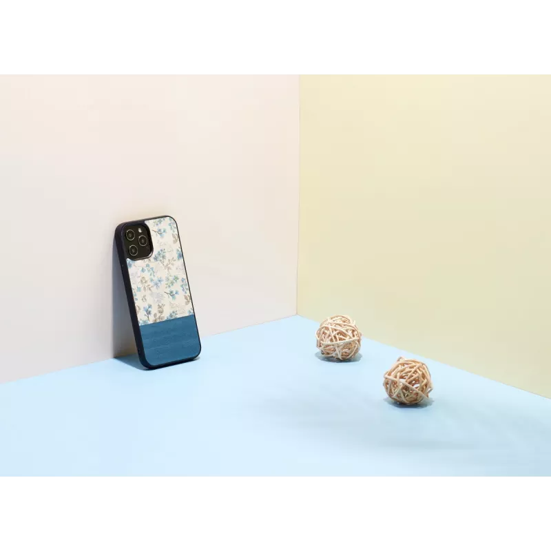 Etui na telefon man and wood do iPhone 12 / 12 Pro — niebieski kwiat na czarnym tle