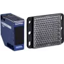 Czujnik fotoelektryczny APC XUK1ARCNL2H61 — niebieska obudowa z tworzywa sztucznego, zasięg 0–7 m, napięcie wejściowe 24–240 V AC, napięcie wyjściowe 250 V, 50×50×18 mm