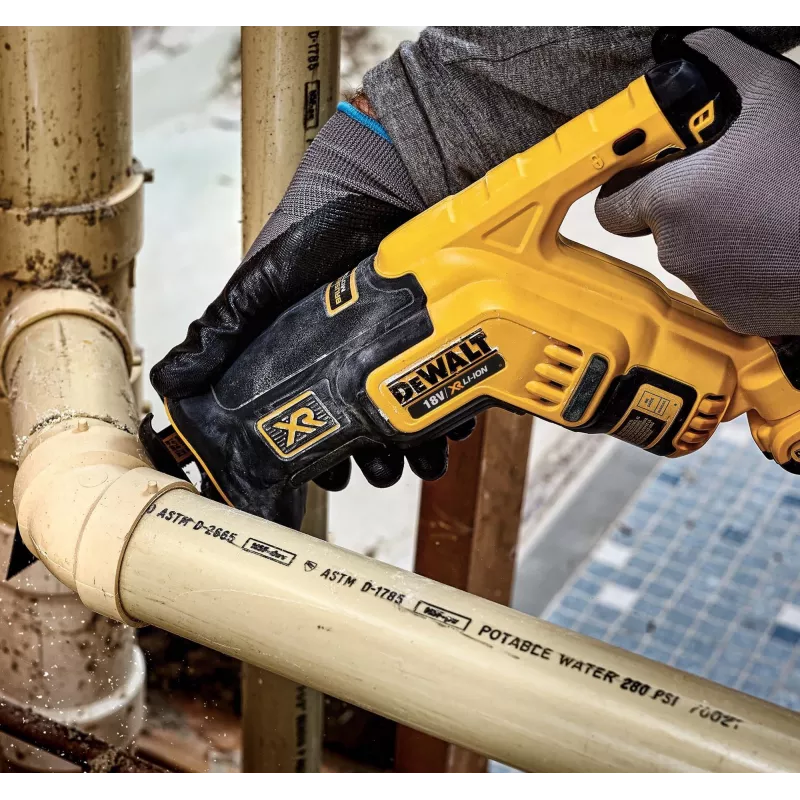 Piła szablasta DeWalt DCS367N 18V, skok 2,86 cm, głębokość cięcia drewno 30 cm / metal 10 cm, waga 2,3 kg