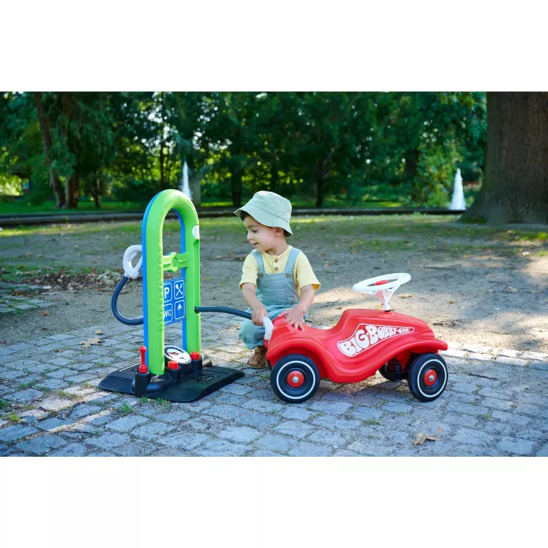 Stacja Obsługi Bobby Car, Kulisse