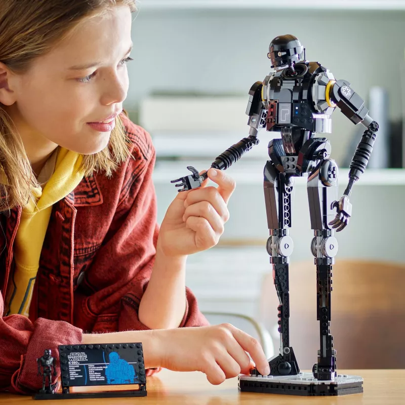 Figurka z klocków LEGO Star Wars Droid Bezpieczeństwa K-2SO 75434 — 845 elementów, wysokość 410 mm, wiek 10+