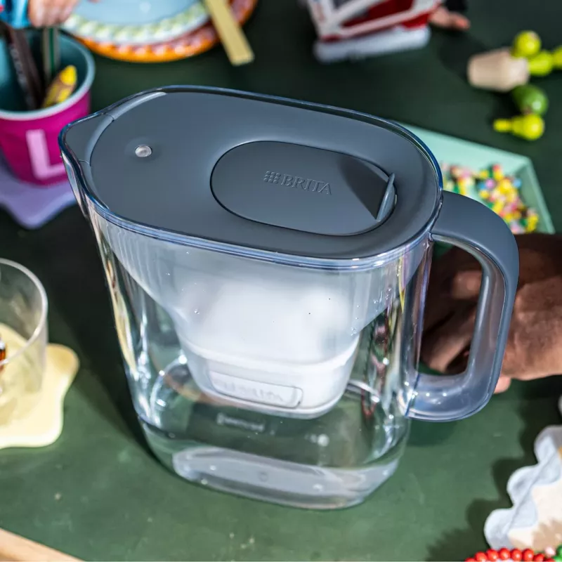 Dzbanek filtrujący wodę BRITA Style Essential 2,4 l grafitowy — dzbanek z wkładem MAXTRA, Smart Light, 1,4 l przefiltrowanej wody