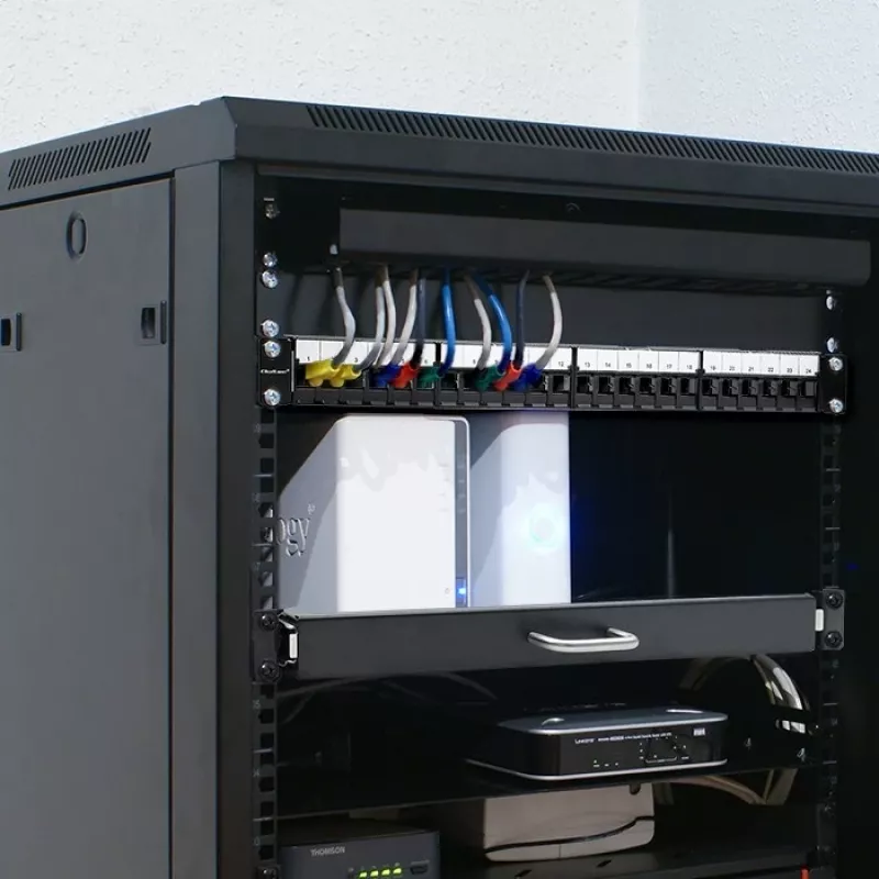 Qoltec 54516 panel krosowy do szafy rack 19 cali, 24 porty, 1U, UTP, czarny