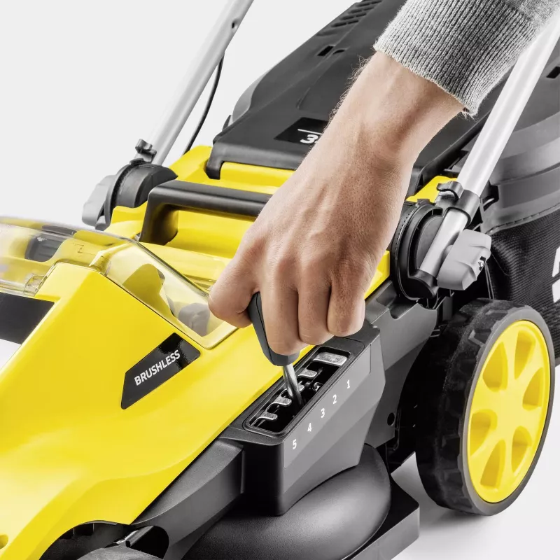 Kosiarka prowadzona Karcher LMO 3-18, akumulator 18 V, szerokość cięcia 340 mm, do 350 m², wysokość 25–60 mm