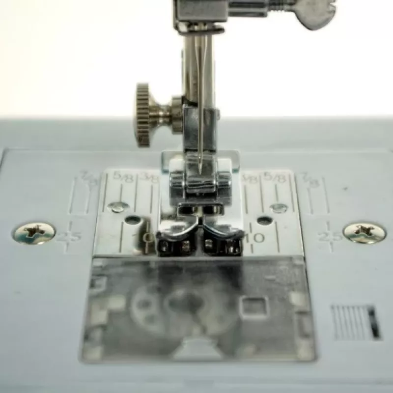 Mechaniczna maszyna do szycia Łucznik Lena 2019 — podstawowy model mechaniczny, 16 programów, 24 W, wolne ramię, dziurka 4-etapowa