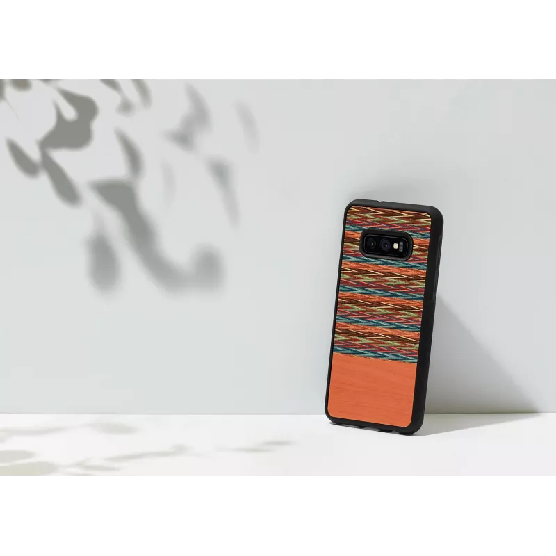 Etui na smartfon man and wood dla Galaxy S10e — brązowa krata z czarnym wykończeniem