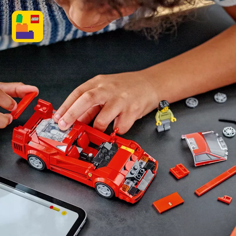 LEGO Speed Champions Ferrari F40 Supercar Zestaw do Budowania Samochodu Zabawkowego dla Chłopców i Dziewczynek od 9 Lat z Minifigurką Kierowcy